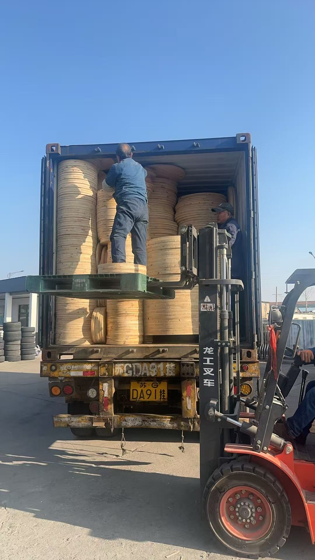 出荷作業中の工場現場